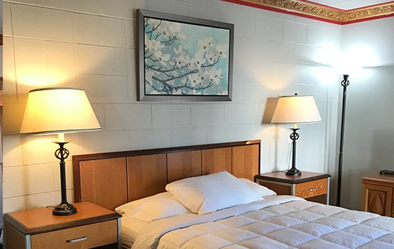 Chambre avec lit queen au Motel Bellefeuille